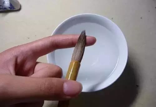 清洗毛筆不簡單，很多學問在裡面