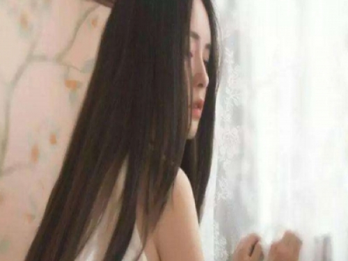 做月子老公給我吃剩菜，我氣的把菜拿去餵雞，轉身去廚房一看我哭了！