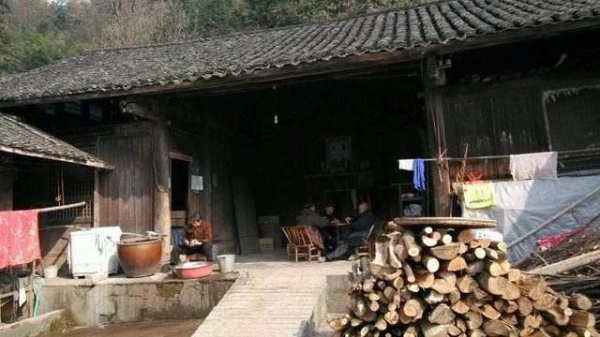 父親半夜蒸饅頭，清晨卻把饅頭全丟了，遠嫁女兒偷跟在父親後發現秘密！