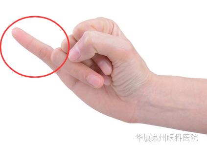 目油流不停，看東西好模糊！「按按手指按按臉」不用花錢也能改善老花眼！