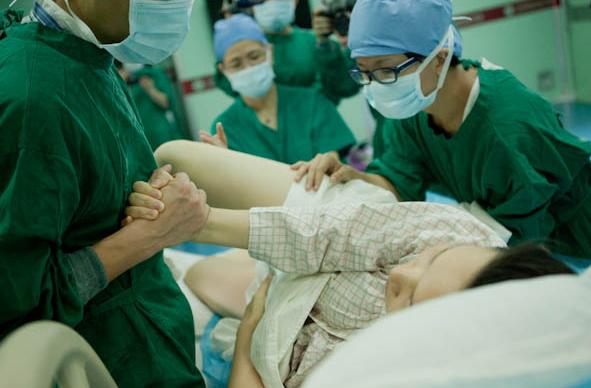 孕婦順產生完寶寶，剛要放鬆，帥氣的產科男醫生又將手伸了進去....！！