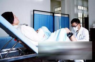 孕婦順產生完寶寶，剛要放鬆，帥氣的產科男醫生又將手伸了進去....！！