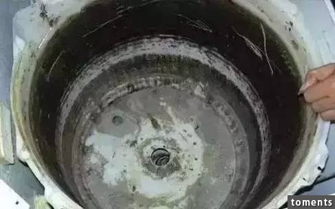 洗衣機髒得要命，想不到只要把「毛巾」沾上這個東西丟進去脫水，就能洗到亮晶晶！ 