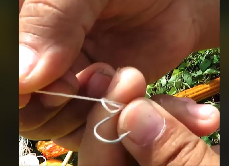 兩個年輕人靠「寶特瓶」釣魚，有幾個釣幾條，4個小時竟大豐收！