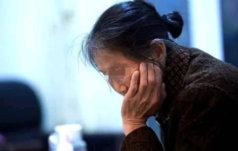 我幫女兒照顧外孫，女婿做好飯總讓我先吃，一次盛飯時「掀開鍋蓋」我忍不住落淚...