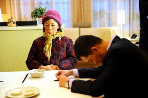 我幫女兒照顧外孫，女婿做好飯總讓我先吃，一次盛飯時「掀開鍋蓋」我忍不住落淚...