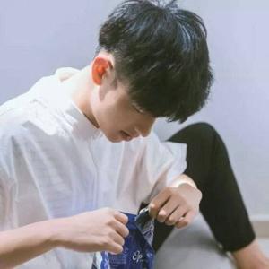 為了夜總會一女人我跟老婆離婚，走時她給我一張照片，我向她下跪