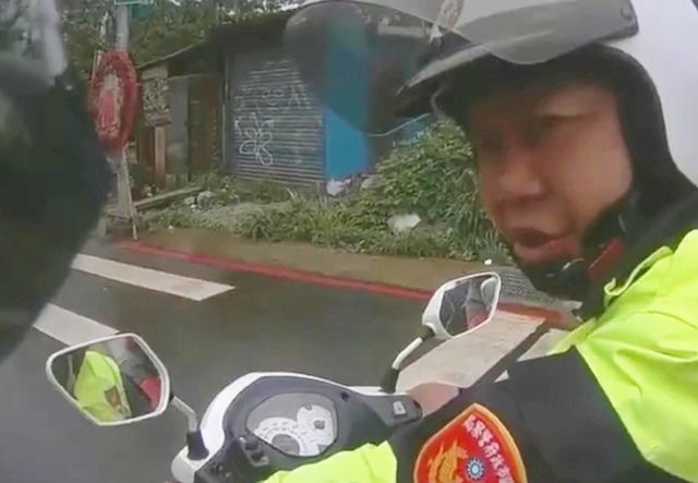 沒寫「禁行機車」也不能騎？警察衝上去：快車道94不行！協會狠打臉：你該重上課