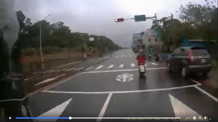 沒寫「禁行機車」也不能騎？警察衝上去：快車道94不行！協會狠打臉：你該重上課