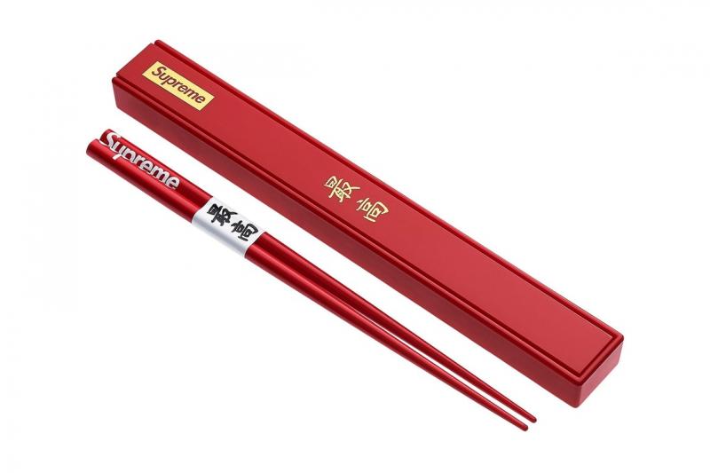 特別企劃 │ 裝一箱直接登機飛出國吧！在與 RIMOWA 聯名行李箱釋出前，Supreme 早就幫你備好一整套登機小物！