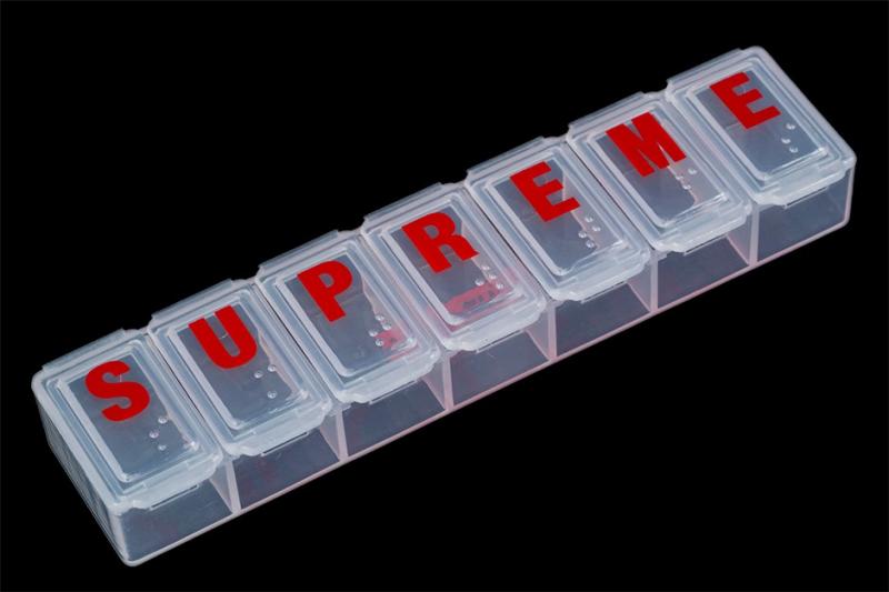 特別企劃 │ 裝一箱直接登機飛出國吧！在與 RIMOWA 聯名行李箱釋出前，Supreme 早就幫你備好一整套登機小物！