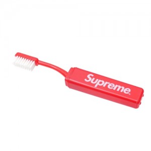 特別企劃 │ 裝一箱直接登機飛出國吧！在與 RIMOWA 聯名行李箱釋出前，Supreme 早就幫你備好一整套登機小物！