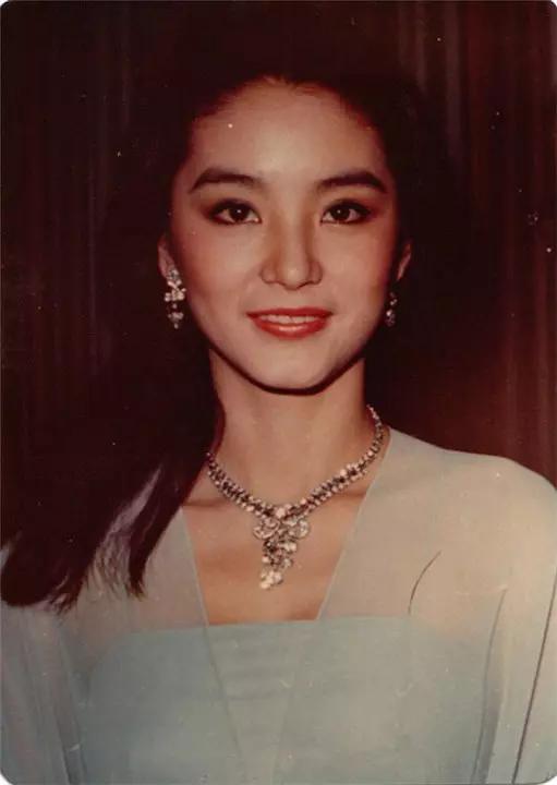 林青霞和女兒罕見同框，浪費好基因，網友：母女顏值對比一言難盡！