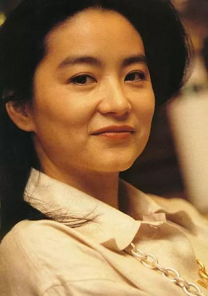 林青霞和女兒罕見同框，浪費好基因，網友：母女顏值對比一言難盡！