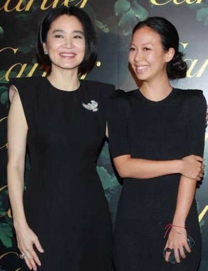 林青霞和女兒罕見同框，浪費好基因，網友：母女顏值對比一言難盡！