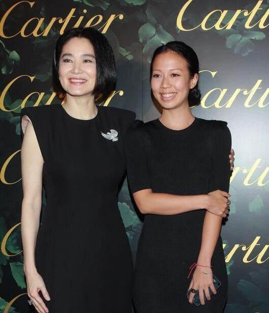 林青霞和女兒罕見同框，浪費好基因，網友：母女顏值對比一言難盡！