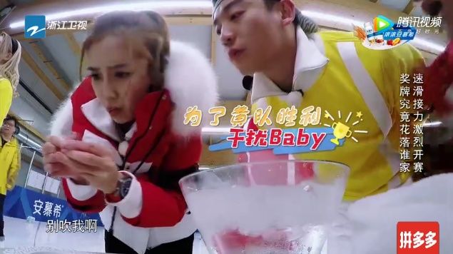 同是手放冰水泡30秒，馬上有人為baby戴上手套，卻沒人關心昆凌?