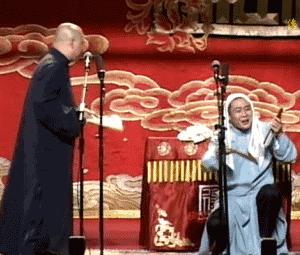 姑娘，這樣專心治治的蹲著看手機陪看光了還渾然不知那