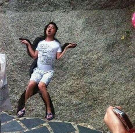 姑娘，這樣專心治治的蹲著看手機陪看光了還渾然不知那