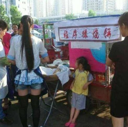 姑娘，這樣專心治治的蹲著看手機陪看光了還渾然不知那