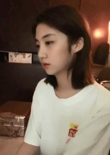 姑娘，這樣專心治治的蹲著看手機陪看光了還渾然不知那
