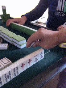 姑娘，這樣專心治治的蹲著看手機陪看光了還渾然不知那