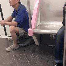 姑娘，這樣專心治治的蹲著看手機陪看光了還渾然不知那