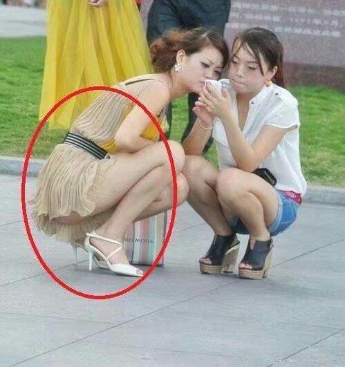 姑娘，這樣專心治治的蹲著看手機陪看光了還渾然不知那