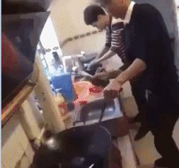 姑娘，這樣專心治治的蹲著看手機陪看光了還渾然不知那