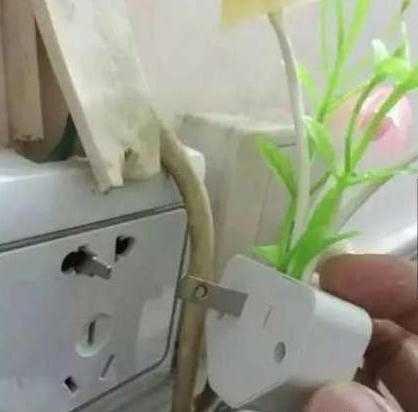 姑娘，這樣專心治治的蹲著看手機陪看光了還渾然不知那