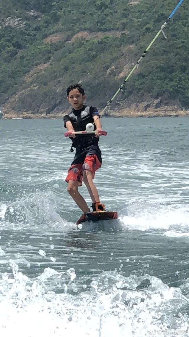 張智霖12歲兒子近照曝光，長相惹爭議，網友：袁詠儀基因太強大！