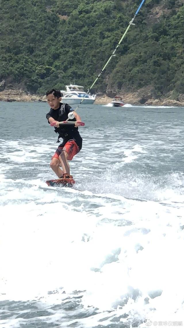 張智霖12歲兒子近照曝光，長相惹爭議，網友：袁詠儀基因太強大！