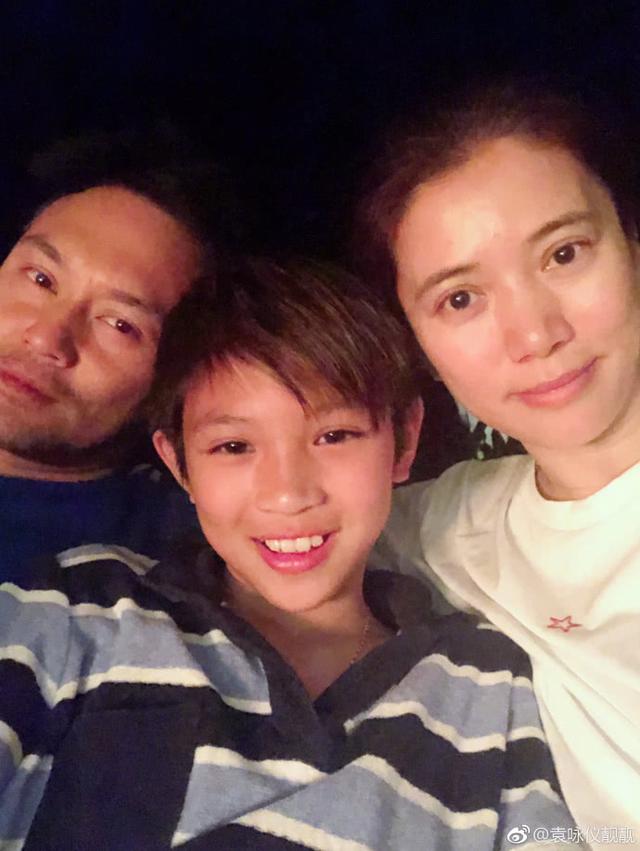 張智霖12歲兒子近照曝光，長相惹爭議，網友：袁詠儀基因太強大！