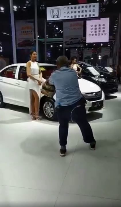 你沒女友不是丑！車展拍妹….勵志大爺竟把妹子追到手 「事後照瘋傳」超得意