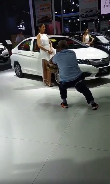 你沒女友不是丑！車展拍妹….勵志大爺竟把妹子追到手 「事後照瘋傳」超得意