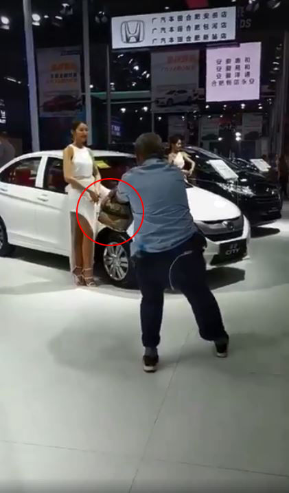 你沒女友不是丑！車展拍妹….勵志大爺竟把妹子追到手 「事後照瘋傳」超得意