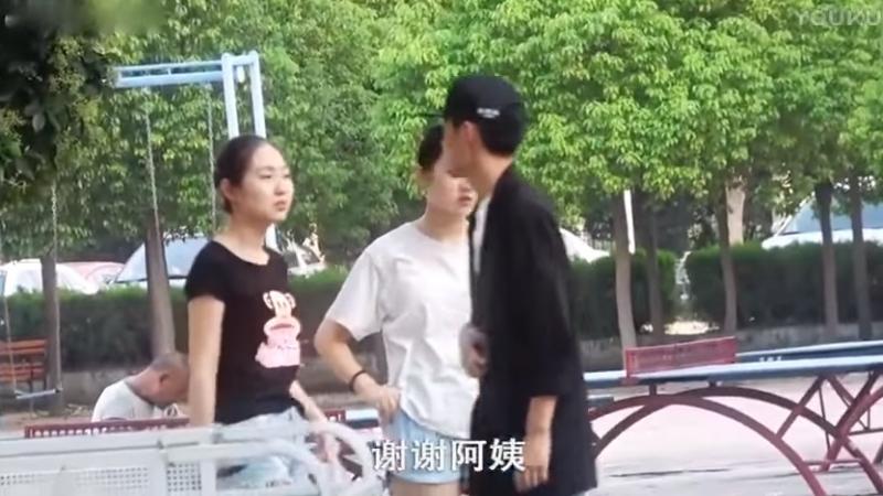 被年輕男子叫一聲阿姨會有多大的傷害？！這些女孩的反應太可愛了！
