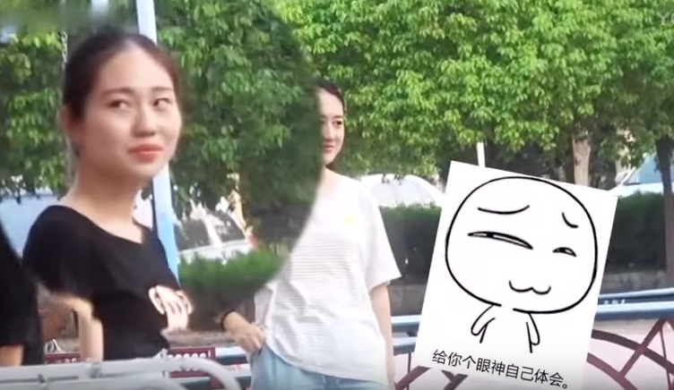 被年輕男子叫一聲阿姨會有多大的傷害？！這些女孩的反應太可愛了！
