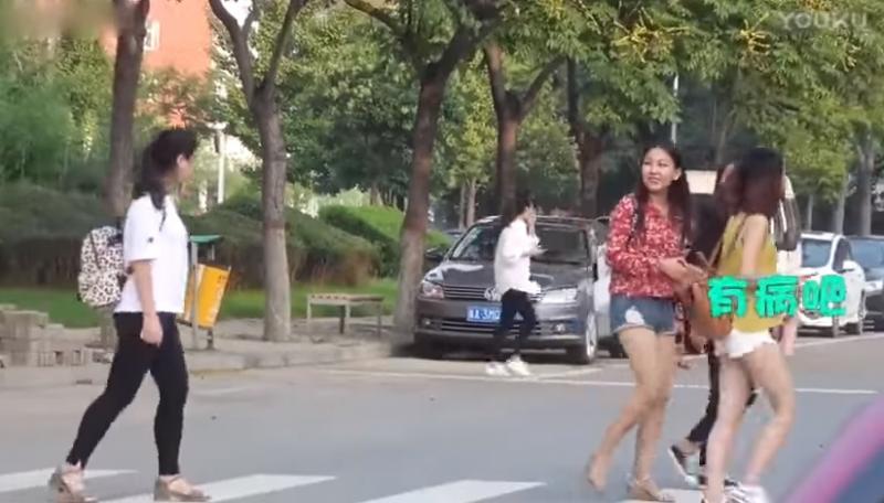 被年輕男子叫一聲阿姨會有多大的傷害？！這些女孩的反應太可愛了！