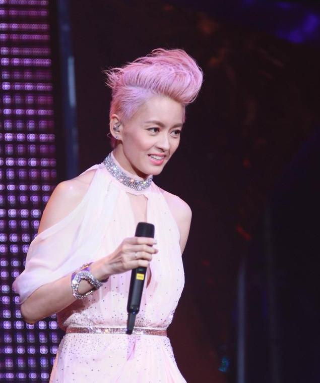 梁詠琪香港開演唱會，方媛楊千嬅助陣，粉紅髮型酷似當年梅艷芳！