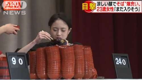  謎之美女參加大胃王「15分鐘嗑光293碗面」一站起來網友嚇壞：食物都去哪了？