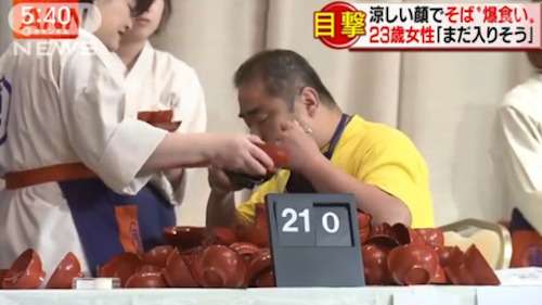  謎之美女參加大胃王「15分鐘嗑光293碗面」一站起來網友嚇壞：食物都去哪了？