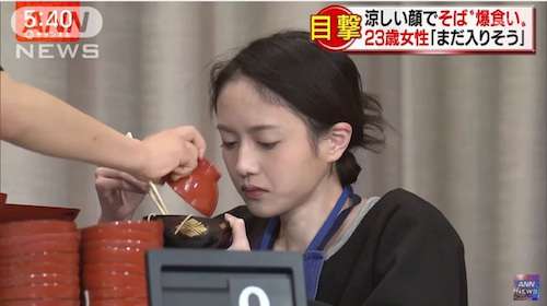  謎之美女參加大胃王「15分鐘嗑光293碗面」一站起來網友嚇壞：食物都去哪了？