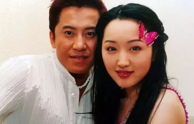 她與鄧麗君合稱「甜美歌后」，為7個男人打胎4次，追她的男人為她撞爆30多輛寶馬，如今她卻活成最美模樣！