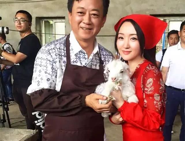 她與鄧麗君合稱「甜美歌后」，為7個男人打胎4次，追她的男人為她撞爆30多輛寶馬，如今她卻活成最美模樣！