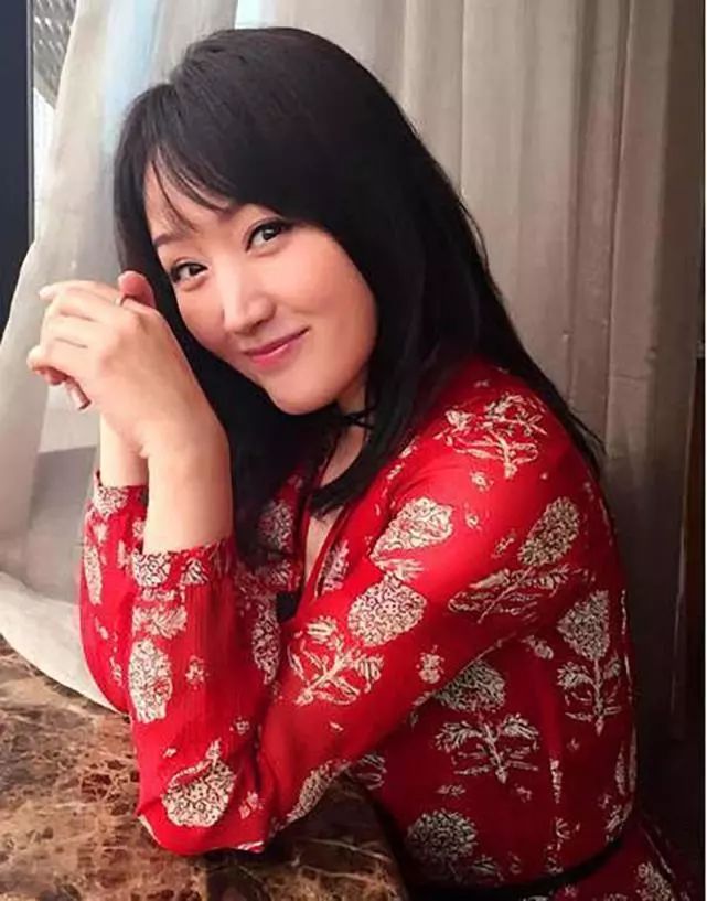 她與鄧麗君合稱「甜美歌后」，為7個男人打胎4次，追她的男人為她撞爆30多輛寶馬，如今她卻活成最美模樣！