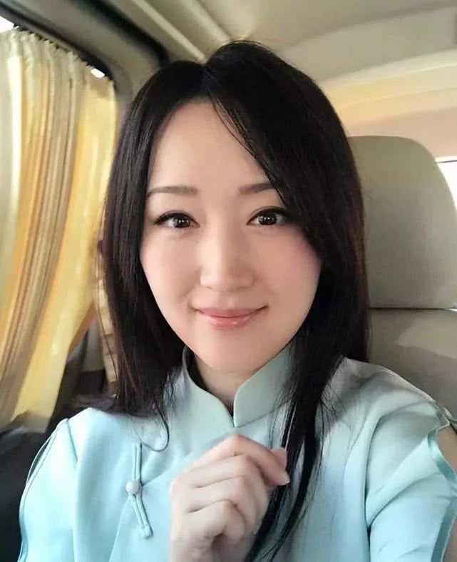 她與鄧麗君合稱「甜美歌后」，為7個男人打胎4次，追她的男人為她撞爆30多輛寶馬，如今她卻活成最美模樣！