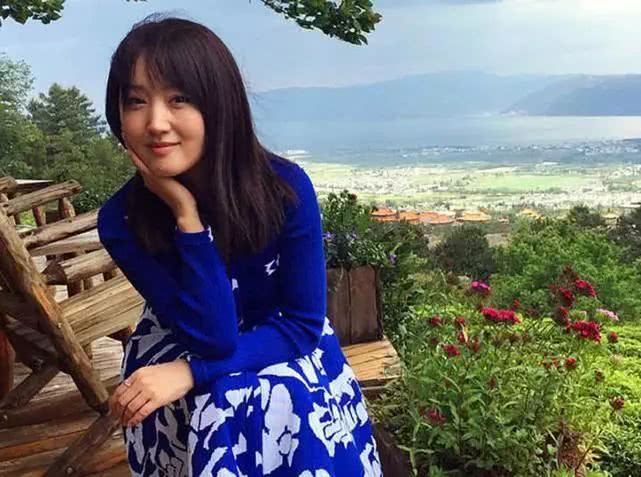 她與鄧麗君合稱「甜美歌后」，為7個男人打胎4次，追她的男人為她撞爆30多輛寶馬，如今她卻活成最美模樣！
