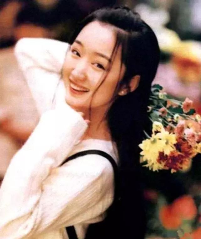 她與鄧麗君合稱「甜美歌后」，為7個男人打胎4次，追她的男人為她撞爆30多輛寶馬，如今她卻活成最美模樣！
