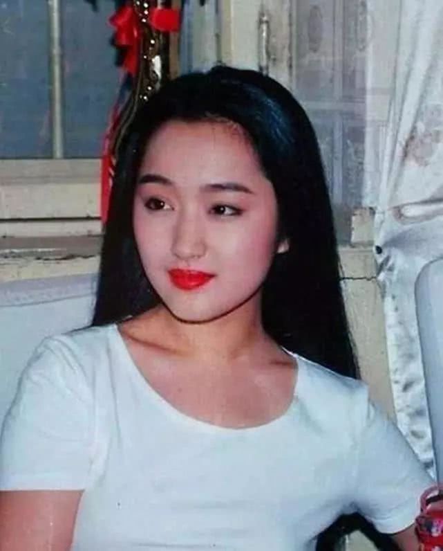 她與鄧麗君合稱「甜美歌后」，為7個男人打胎4次，追她的男人為她撞爆30多輛寶馬，如今她卻活成最美模樣！